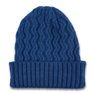 Détail du bonnet bleu marine montrant la maille ondulée et le bord à revers côtelé