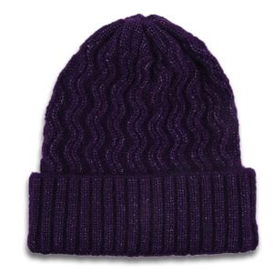 Détail du bonnet violet foncé montrant son tricot ondulé vertical et son large bord replié