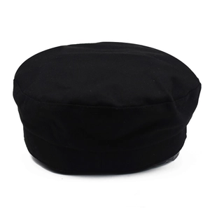 Casquette gavroche classique en coton noir avec sommet large sur fond blanc pur