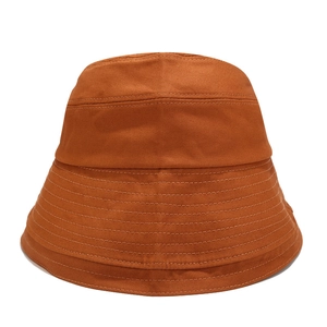 Bob minimaliste en coton caramel avec bord surpiqué renforcé pour les loisirs extérieurs