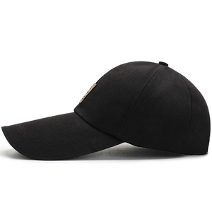 Berretto da baseball in cotone nero con visiera extra lunga e toppa decorativa in pelle