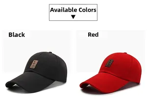 Dettaglio del cappellino da baseball a tesa lunga con patch in pelle nei colori nero e rosso