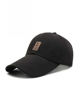 Dettaglio ravvicinato della toppa in pelle su un cappellino da baseball nero in cotone