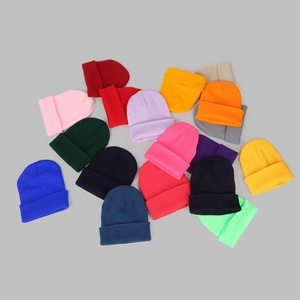 Berretti in maglia a tinta unita in vari colori vivaci per l'autunno e per l'inverno