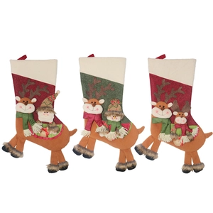 Trois chaussettes de Noël avec décorations en peluche 3D Père Noël, renne et bonhomme