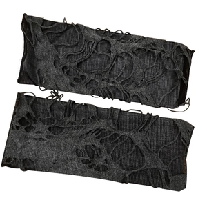 Detail van zwarte gebreide armwarmers met gescheurde gaten en punk-stijl ontwerp
