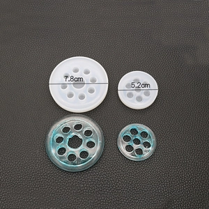 Dettaglio degli stampi in silicone e pezzi finiti in resina nelle misure 7,8cm e 5,2cm