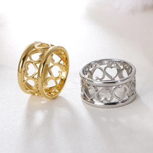 Polierte Titanstahlringe mit durchbrochenem Herzdesign in Gold und Silber für Damen