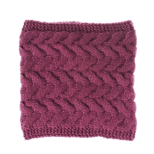 Detail eines grob gestrickten Schlauchschals in Burgund mit warmem Zopfmustergewebe