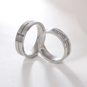 Ensemble de bagues pour couple en acier titane poli avec zircons étincelants
