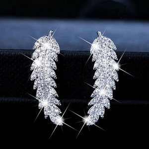 Boucles d'oreilles élégantes en plumes d'argent avec cristaux de zircone brillants