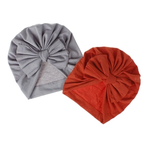 Vista dettagliata di cappelli a turbante per neonati in cotone con grandi fiocchi decorativi