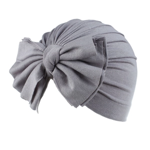 Cappellino a turbante grigio per neonati in cotone con un grande fiocco a strati