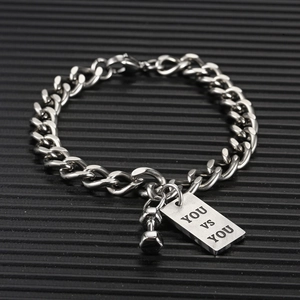 Bracciale fitness in acciaio argento con ciondolo a manubrio e incisione You vs You