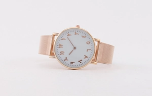Details einer roségoldenen Mesh-Uhr mit einzigartigem arabischem Zifferblatt