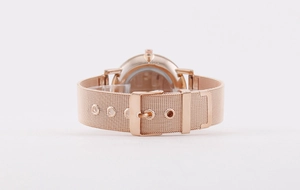 Detail des roségoldenen Mesh-Armbands mit sicherem Schnallenverschluss an einer Damenuhr
