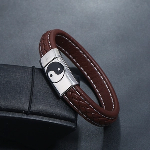 Bracelet tressé en cuir marron avec symbole Yin Yang sur fermoir en acier poli
