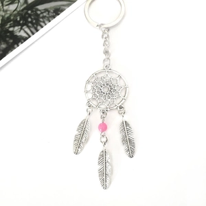 Porte-clés attrape-rêves argenté avec perle rose et trois pendentifs en forme de plumes