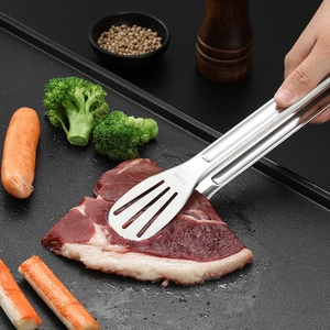 Lebensmittelzange aus 304 Edelstahl zum Grillen von Steak in einer Pfanne am Grillabend