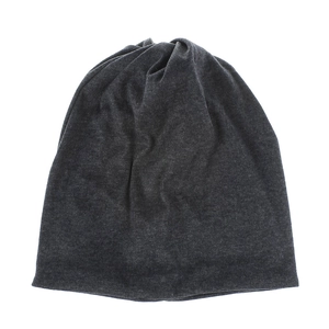 Dettaglio del tessuto in maglia grigio scuro con trama elastica morbida sul berretto