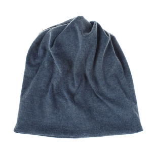 Dettaglio della morbida maglia e delle pieghe di questo berretto beanie blu scuro