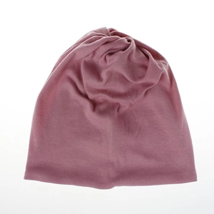 Dettaglio del berretto slouchy rosa in cotone che mostra la trama del tessuto e le pieghe