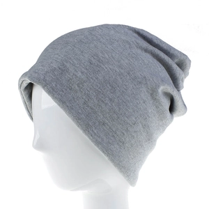 Dettaglio del berretto grigio slouchy che mostra la trama del tessuto a maglia elastica su testa