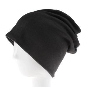 Dettaglio del berretto in maglia nera con texture morbida e design slouchy sportivo