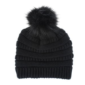 Nahaufnahme der schwarzen Strickmütze mit einem großen, passenden Kunstfell-Bommel oben