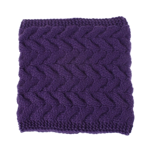 Detail eines klobigen Strickschals in Dunkellila mit klassischem Zopfmuster-Struktur