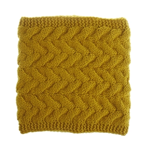 Detailansicht des senfgelben Grobstrick-Loop-Schals mit klassischem Zopfstrickmuster