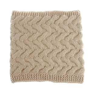 Makro-Detail von cremefarbenem Strickschal mit dickem Zopfmuster und weicher Textur