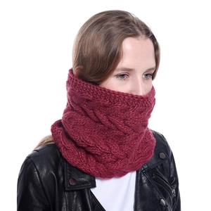 Dicker Damen Strickschal in Weinrot mit Zopfmuster für winterliche Wärme