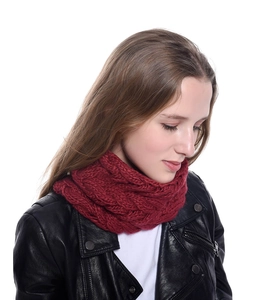 Detail der groben Strickstruktur des weinroten Loops mit Zopfmuster zur Lederjacke