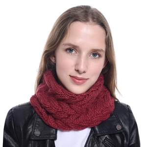 Dicker weinroter Damen Strickschal mit Zopfmuster für warme Winter Outfits im Freien
