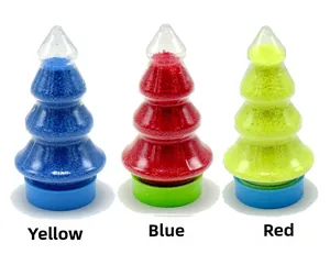 Trois récipients en forme de sapin de Noël avec du sable magique bleu rouge et jaune