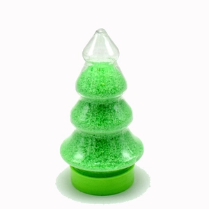 Vue détaillée d'un récipient sapin de Noël avec du sable magique vert à l'intérieur