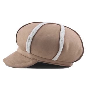 Elegante cappello newsboy in pelle scamosciata marrone con bordo in pile bianco