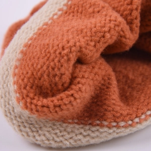 Bonnet tricoté pour enfants en blocs de couleurs orange et beige à texture épaisse