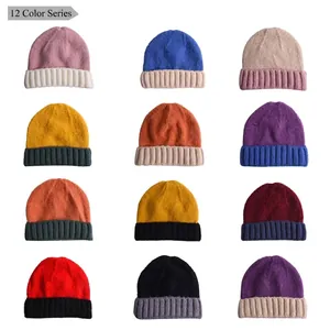 Lot de 12 bonnets tricotés pour enfants avec revers côtelé et design bicolore chaud
