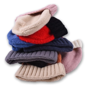 Bonnet en maille côtelée classique pour tout-petits en plusieurs coloris unis sur blanc