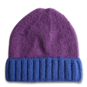 Détail du bonnet en maille bicolore avec côtes épaisses en violet et bleu royal