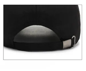 Dettaglio cappellino nero con cinturino in tessuto regolabile e fibbia a scorrimento in metallo