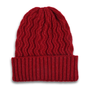 Gros plan d'un bonnet en maille rouge foncé avec texture ondulée et tissu épais chaud