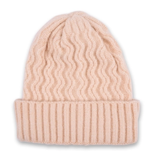 Détail du bonnet en maille ondulée beige montrant la texture épaisse et côtelée