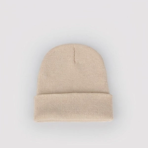 Primo piano dettagliato che mostra la trama a maglia beige e il bordo risvoltato del berretto