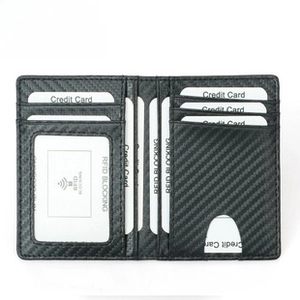 Dettaglio del portafoglio RFID in fibra di carbonio nera con layout multislot per carte