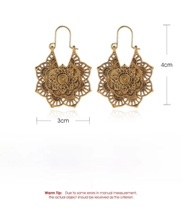Mesure détaillée des boucles d'oreilles vintage en alliage avec motif bohème évidé