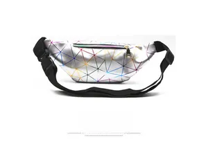 Nahaufnahme der silbernen Holo-Gürteltasche mit schwarzem Gurt und goldenem Verschluss