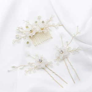 Detailliertes Set aus handgefertigtem Brauthaarkamm und Nadeln mit Blumen und Perlen